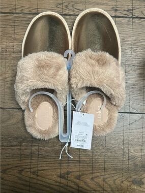 *Bundle of 2 Pairs* Auden Faux Fur Slippers Gold NWT Size 9/10 Large -Women’s